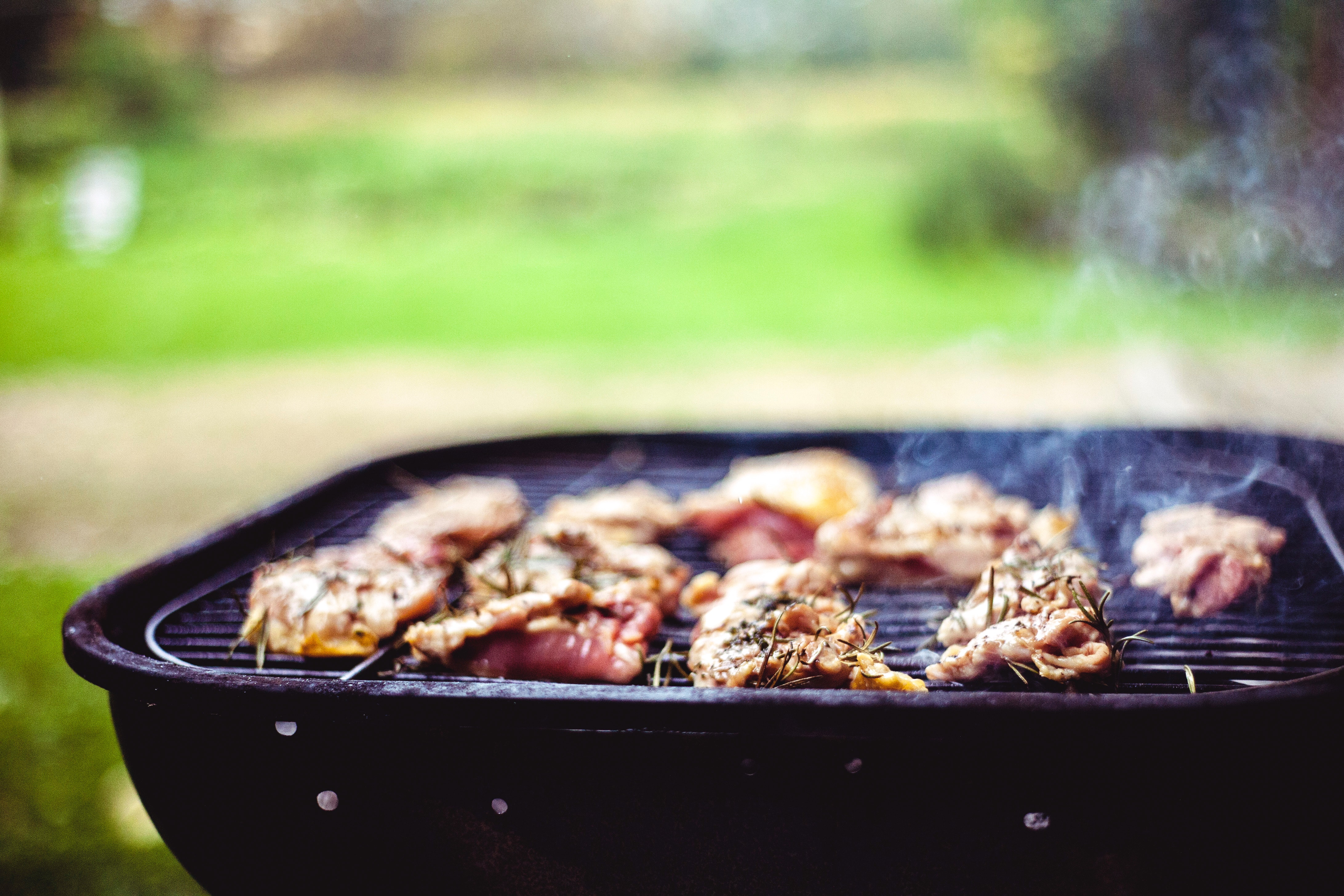 Zdrowe grillowanie latem: Jak wybierać i przygotowywać potrawy na grillu?