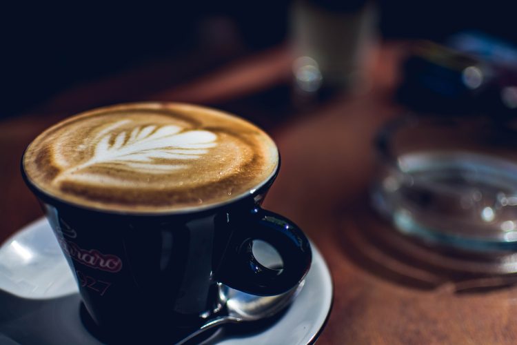 Kawa a zdrowie mózgu. Jak picie kawy może wpływać na pamięć, koncentrację i zmniejszenie ryzyka chorób?