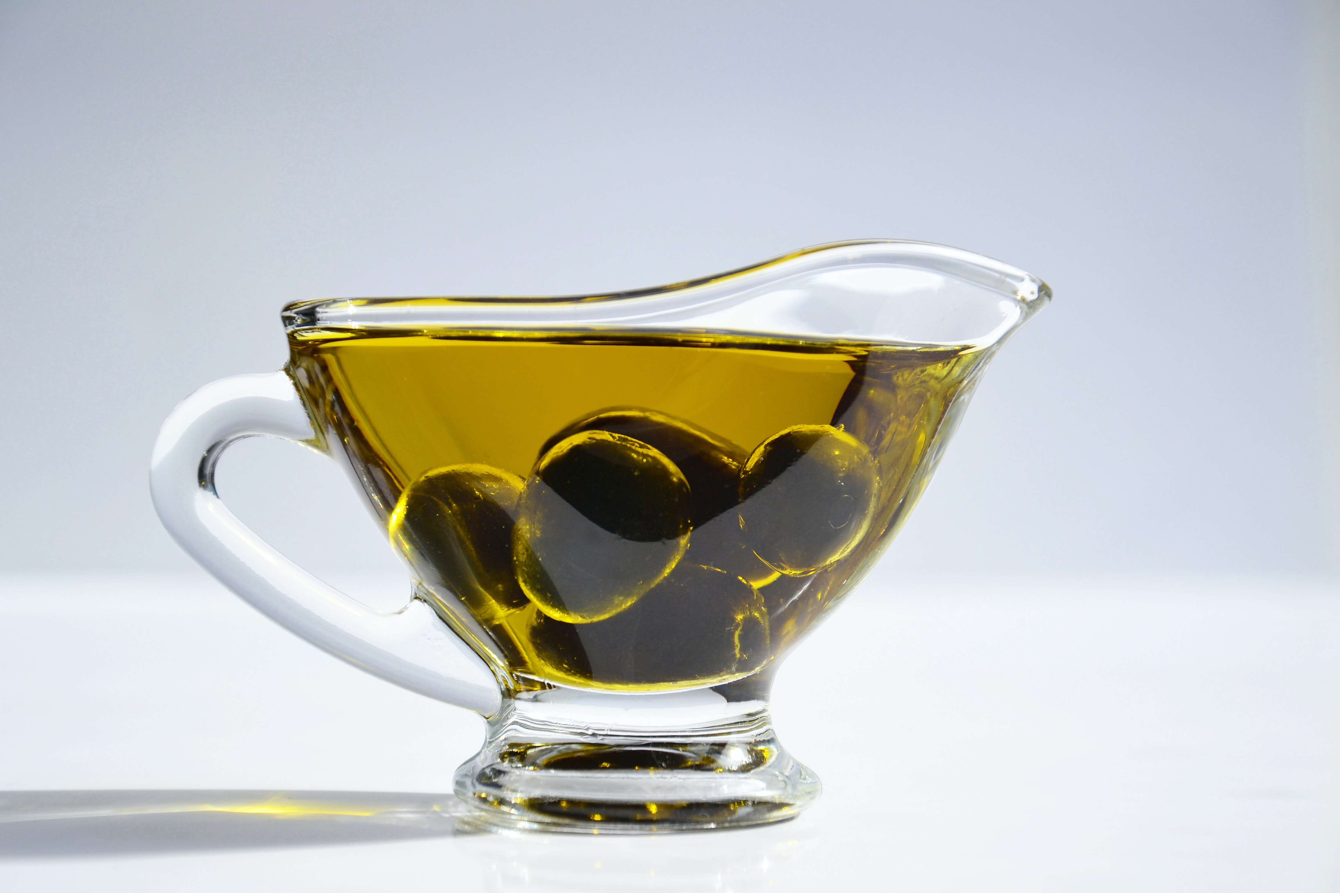 Zdrowotne właściwości oliwy z oliwek. Odkryj moc tego zielonego eliksiru