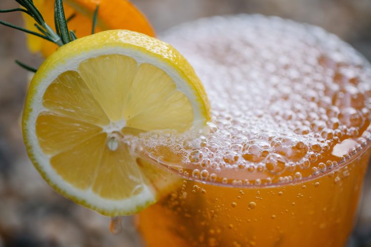 Zdrowe i orzeźwiające napoje latem. Jak wybierać zdrowe alternatywy dla słodzonych napojów?