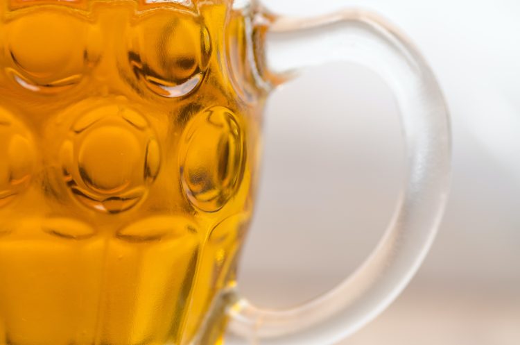 Jak codzienne picie piwa wpływa na wątrobę? Lekarze wyjaśniają
