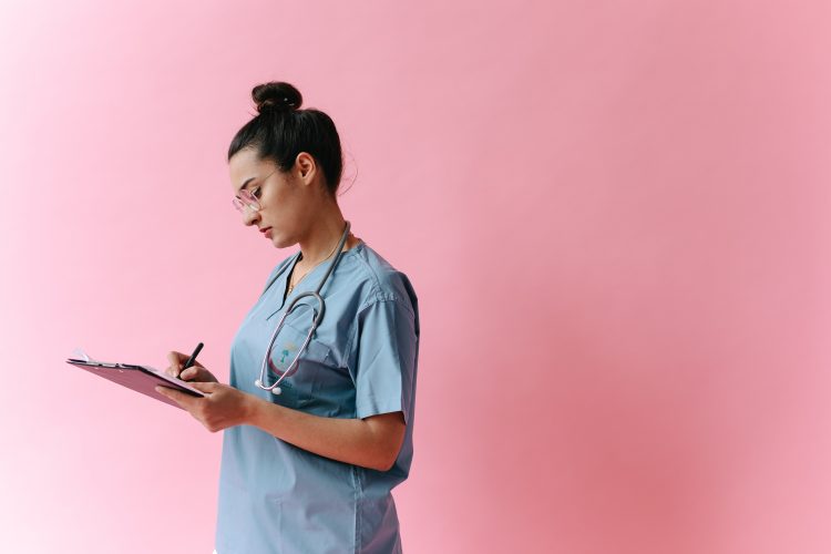 Czy warto zostać pielęgniarką? Wyzwania w codziennej pracy