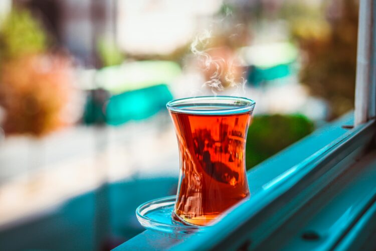 Uwaga herbatoholicy: Skutki nadmiernego picia herbaty, o których warto wiedzieć